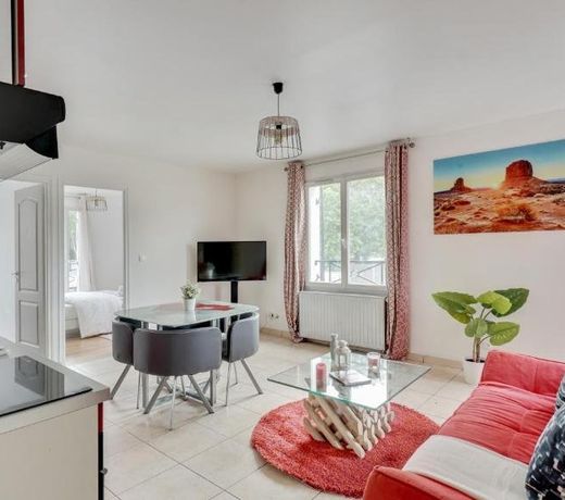 Chic apart with parking near Paris