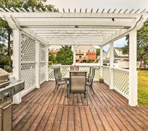 Stately Norfolk Home with Yard and Grill Walk to Beach