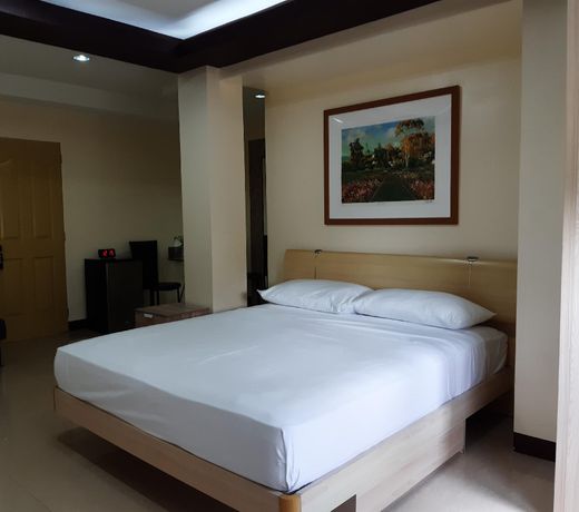 OYO 593 Plumeria Hotel