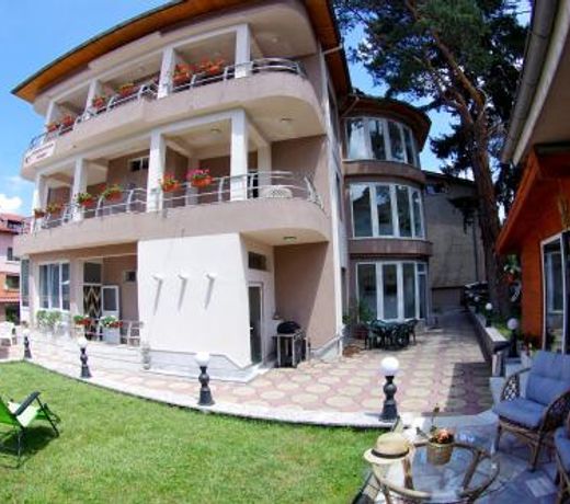 Приятелската къща