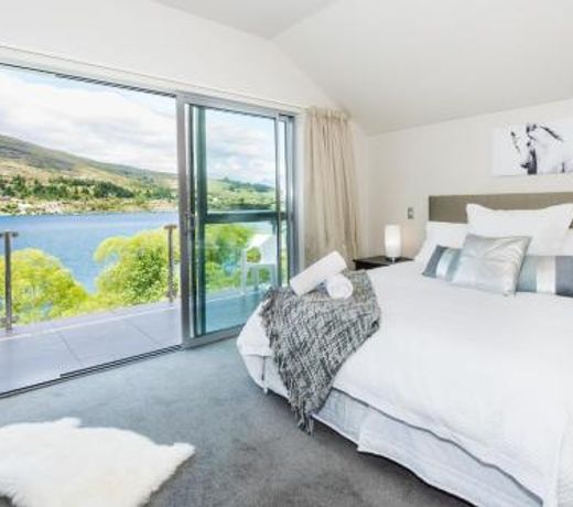 Lakeside Luxury with Spa