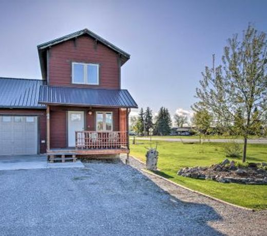 Updated Townhouse with Pergola, Walk to Downtown
