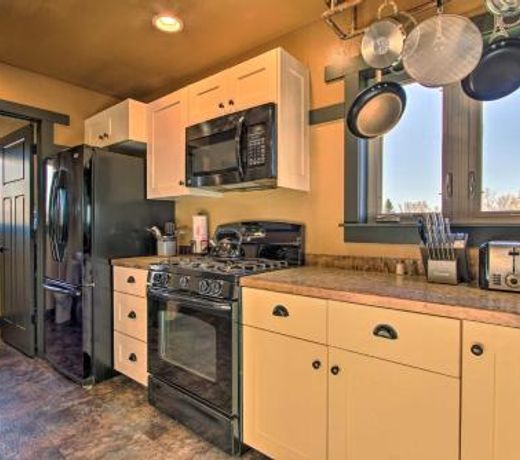 Updated Townhouse with Pergola, Walk to Downtown