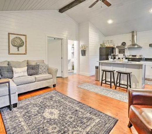 Cozy Chic Broken Bow Cabin with Fire Pit and Grill!