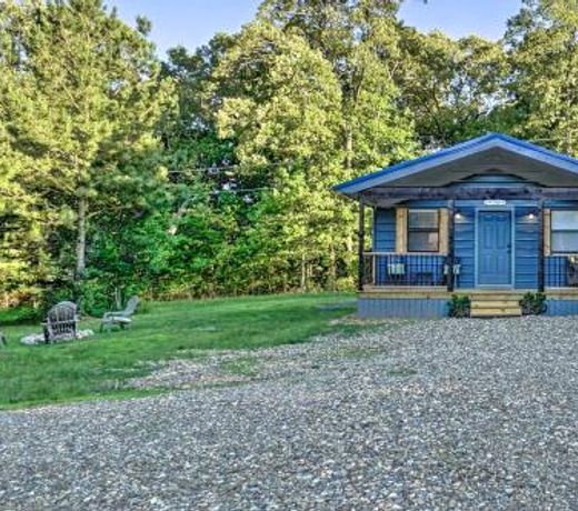 Cozy Chic Broken Bow Cabin with Fire Pit and Grill!