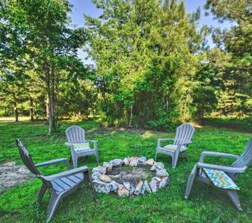 Cozy Chic Broken Bow Cabin with Fire Pit and Grill!