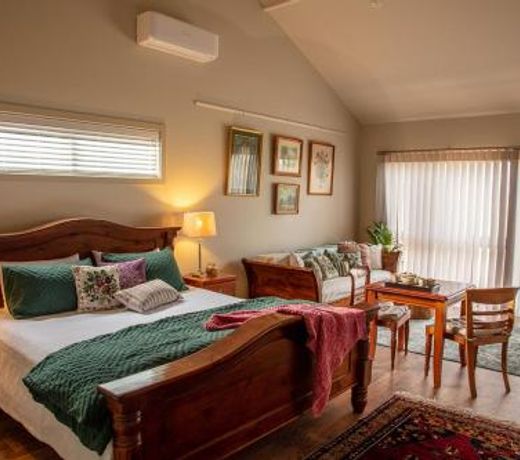 Meander Retreat - The Green Room