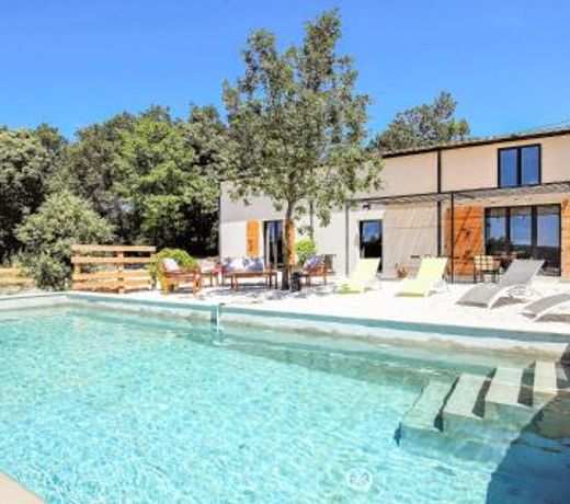 Stunning home in La Garde Adhmar with 4 Bedrooms, Private swimming pool and Outdoor swimming pool