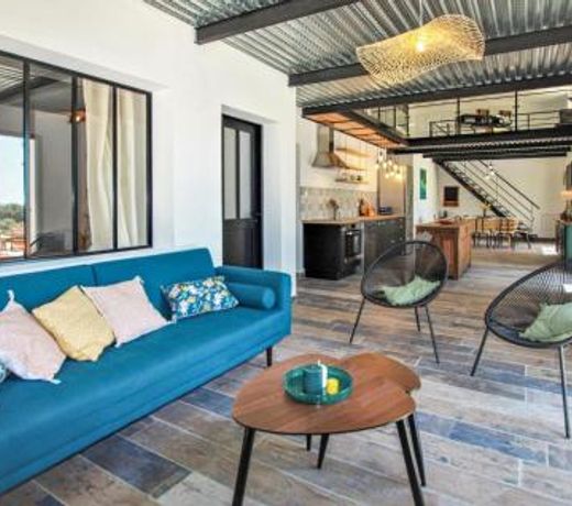 Stunning home in La Garde Adhmar with 4 Bedrooms, Private swimming pool and Outdoor swimming pool