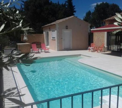 La Clastre location d'un studio avec piscine et clim près d'Uzès