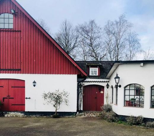 Stort rymligt rum i mysig lantlig miljÃ¶.