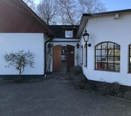 Stort rymligt rum i mysig lantlig miljÃ¶.