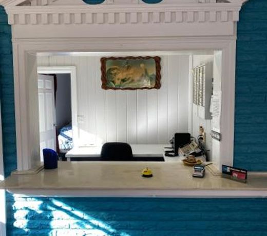 Colonial Manor Motel