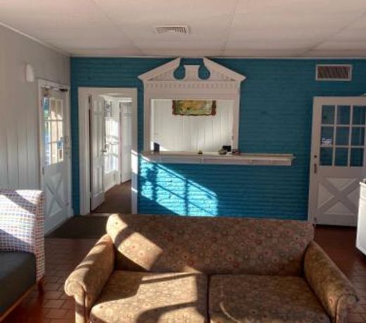 Colonial Manor Motel