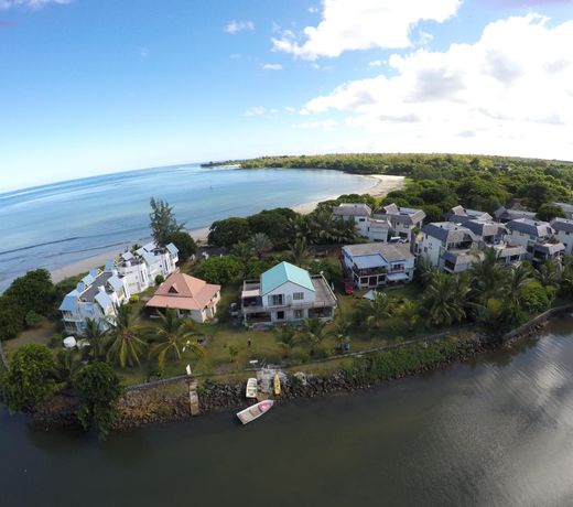 Lovely beach house in a very peaceful and upmarket area, we even throw in a car