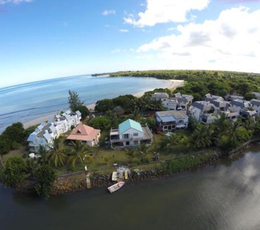 Lovely beach house in a very peaceful and upmarket area, we even throw in a car