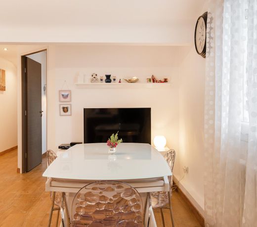 Charming Two Bedroom Apartment With A Garden