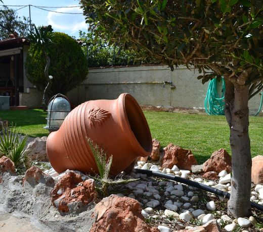 Unwind in a Spacious flat with Gardens near Beach