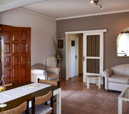 Unwind in a Spacious flat with Gardens near Beach