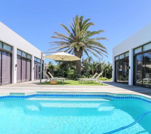 LUXURY SUITE WITH A KITCHEN & POOL ACCESS
