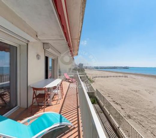 AS18069 - P3 Vue Mer exceptionnelle , sur la plage Ã  2 pas du Centre Ville