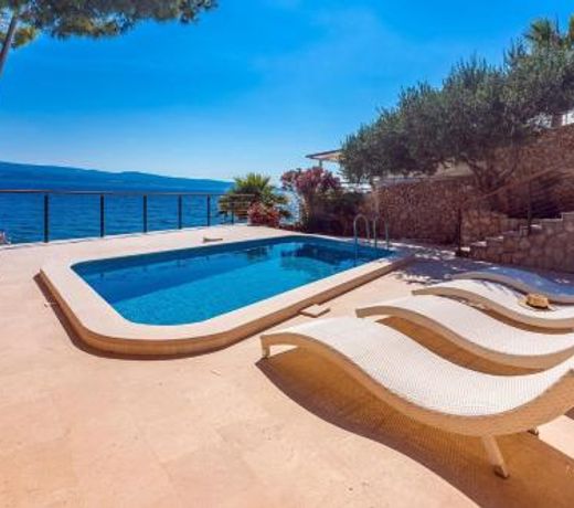 Beachfront Casa Ahoi with 2 bedrooms, heated pool, amazing sea views
