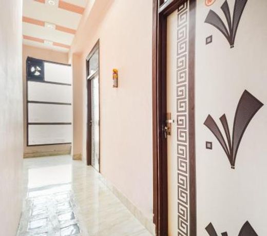 OYO 72452 Hotel Roice Inn