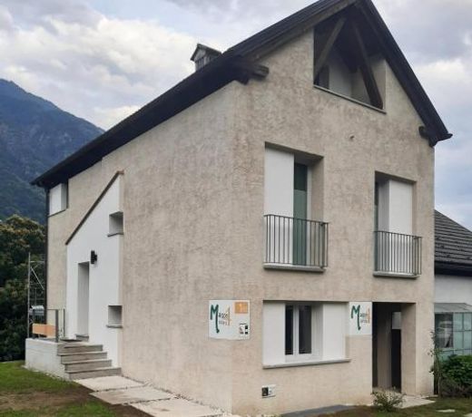 Maison 4 soleil. Casa design luce e natura