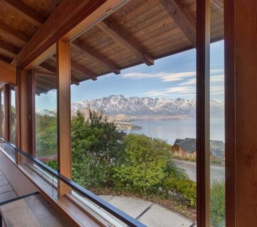 Vista Retreat - Queenstown Holiday Home