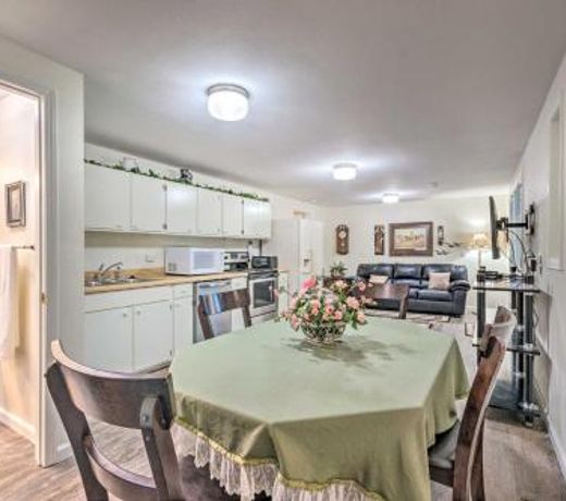 Cozy Pet-Friendly Hot Springs Village Apt with Deck