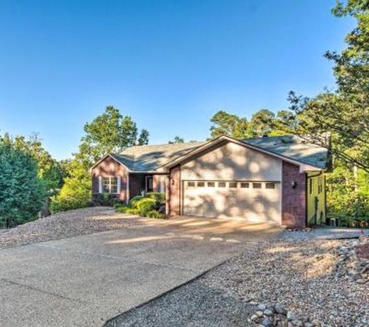 Cozy Pet-Friendly Hot Springs Village Apt with Deck