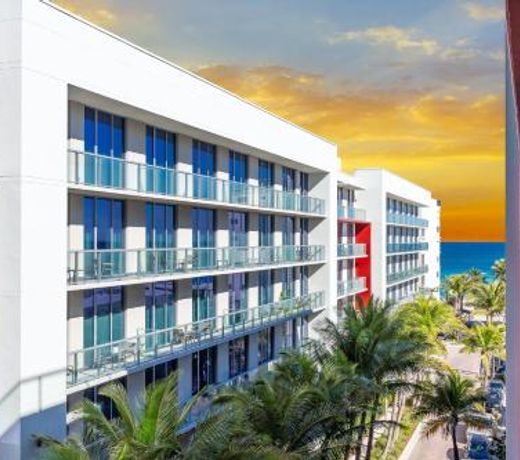 Beachfront Condo ROOFTOP infinity POOL Holl