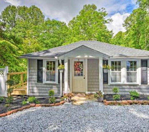 Renovated Highlands Cottage 3 Mi to Downtown!