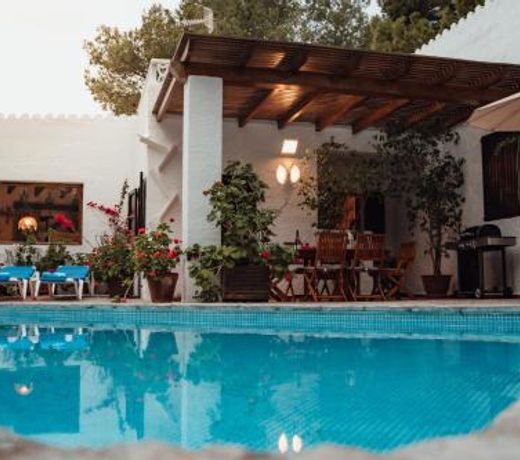 Villa en Cala Morell con piscina privada en el bosque