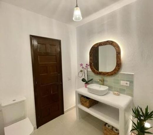 Villa en Cala Morell con piscina privada en el bosque