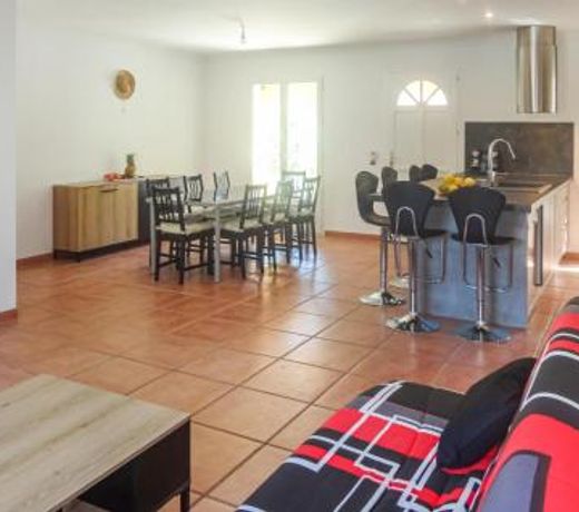 Stunning home in Salles dAude with 4 Bedrooms, WiFi and Outdoor swimming pool