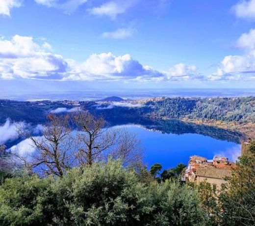 Isola sul lago