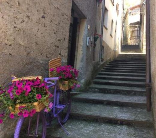 Casa nel verde della montagna