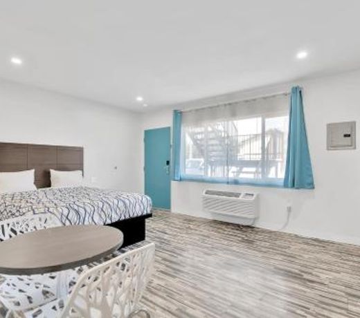 Tradewinds Motel