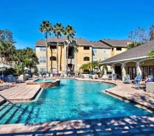 Gorgeous condo, 2 bedrooms, 2 baths, with pool, minutes to Clearwater Beach