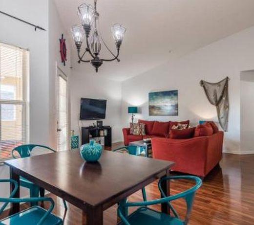 Gorgeous condo, 2 bedrooms, 2 baths, with pool, minutes to Clearwater Beach