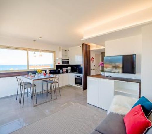 High Standing with Incredible Old Antibes and Sea views