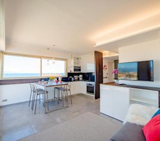 High Standing with Incredible Old Antibes and Sea views