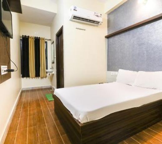 SPOT ON 72246 Gayatri Lodge