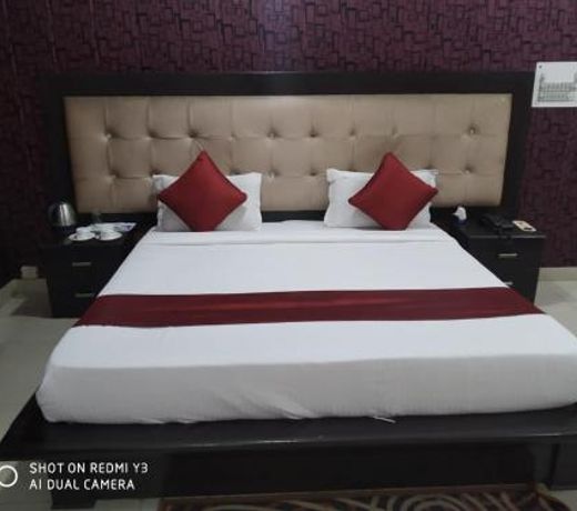 HOTEL AARKAY PALACE