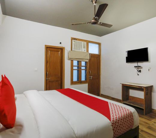 OYO 74943 Hotel Discovery