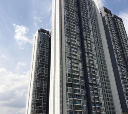 Lakefront Residence