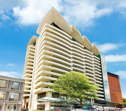 QV Central Upscale Apt in a Hotel Building-929
