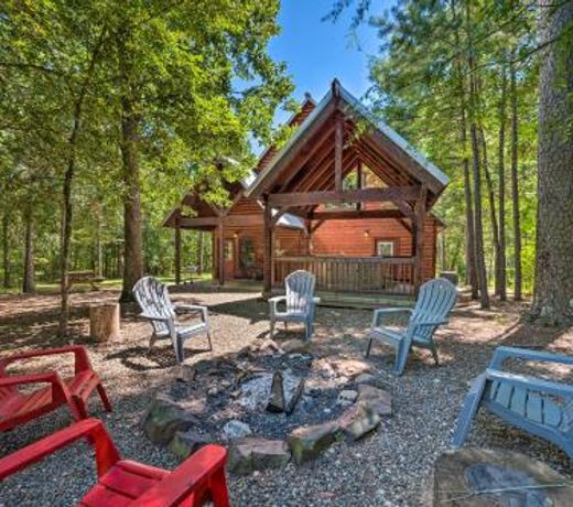 Cabin with Games and Hot Tub, 4 Mi to Beavers Bend!