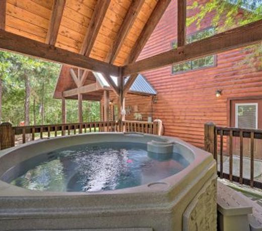 Cabin with Games and Hot Tub, 4 Mi to Beavers Bend!